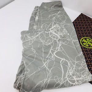 Calvin Klein. Lt gry & white workout Capri pant XL